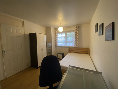 3 bedroom flat to rent - Photo 3