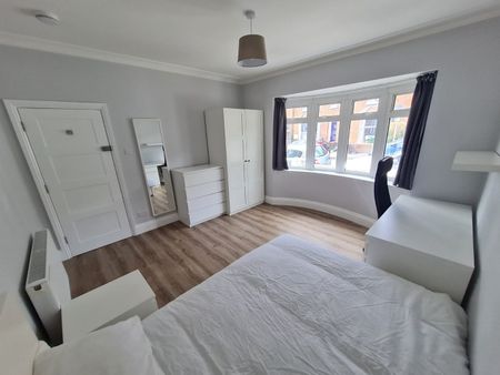 5 Bed Semi-Detached House, Milton Road, SO15 - Photo 4