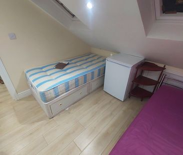 Room in a Shared House, Pembroke Road, IG3 - Photo 4