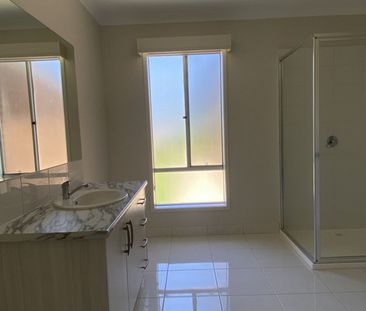 47 Malmsbury Cresent, KIALLA VIC 3631 - Photo 3