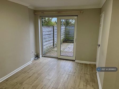 3 bedroom end of terrace house to rent - Photo 2