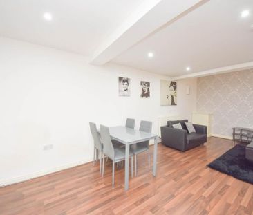 2 bedroom mews to rent - Photo 5