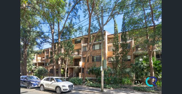 LARGE 2 BEDROOM UNIT WITH LUG! - Photo 1