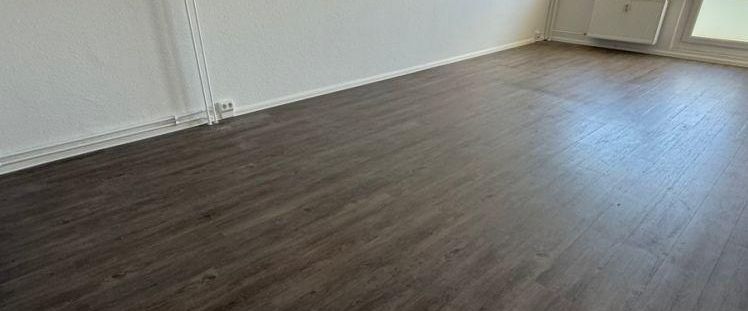 8.OG mit Aufzug - Tageslichtküche - Südbalkon - gut geschnittene Räume - ! - Photo 1