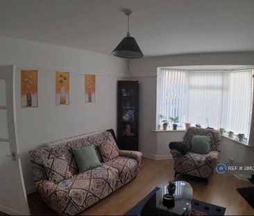3 bedroom end of terrace house to rent - Photo 2