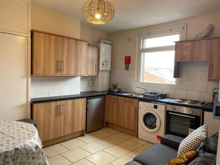 3 bedroom flat to rent - Photo 3