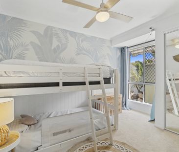 FULLY FURNISHED FOUR BEDROOM WATERFRONT HOME WITH POOL - SIX MONTH ... - Photo 3