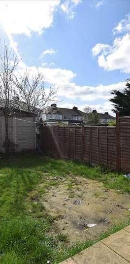 Mollison Way, Edgware, HA8 - Photo 1