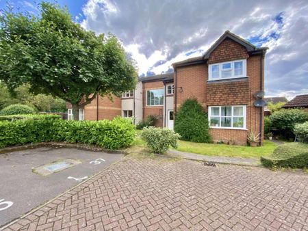 Abbotswood Way, Hayes, Middlesex, UB3 3PF - Photo 2