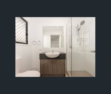 STUNNING HOME + DOUBLE GARAGE - Photo 4