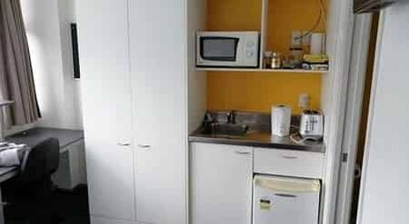 Queen size bed and pool - Photo 2