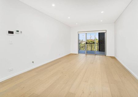 STUNNING EXECUTIVE 3 BEDROOM APARTMENT ! - Photo 3