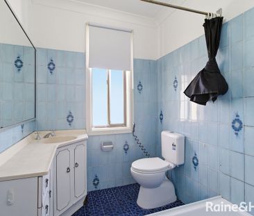 Charming Family Home - Photo 3