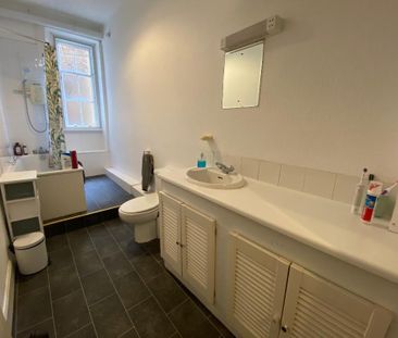 3 bedroom flat to rent - Photo 4