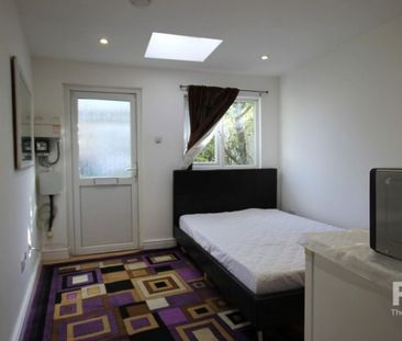 Dukes Avenue, Hounslow,TW4 - Photo 1