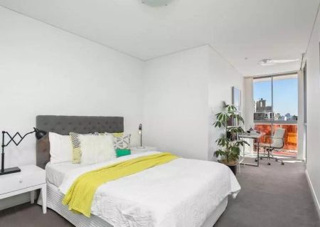 Contemporary Courtyard Apartment in Prime Location - Photo 3