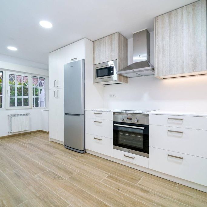 5 room luxury House for rent in Madrid, Autonomous Region of Madrid - Photo 1