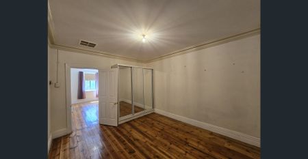 Large stone home - Photo 2