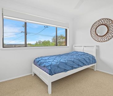 Coastal Living with Water Views, garden and water included - Photo 6