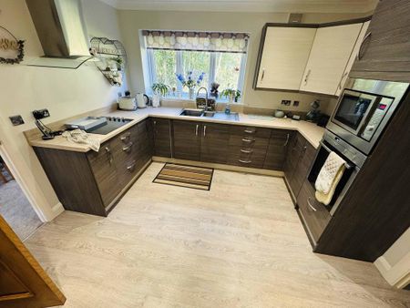4 bedroom detached house to rent - Photo 4