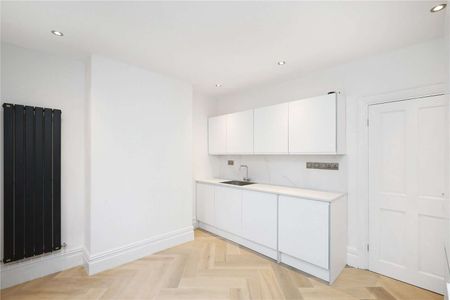 A spacious one bedroom garden flat which has just had a full renovation. - Photo 5