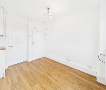 3 bedroom Semi-detached house to rent - Photo 4