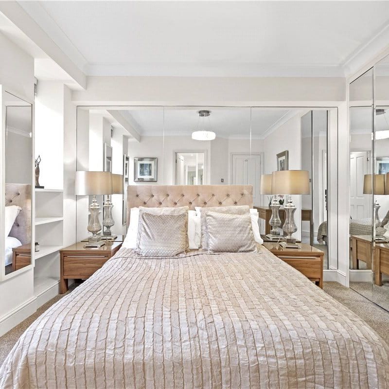 A bright and spacious two bedroom apartment with porter and lift in the heart of Knightsbridge. This excellently presented flat, located on the fifth floor of a prestigious, well run portered block. EPC Rating: E - Photo 1