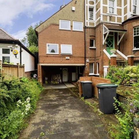 2 bedroom 2 bathroom maisonette with garden located close to Highgate station - Photo 1
