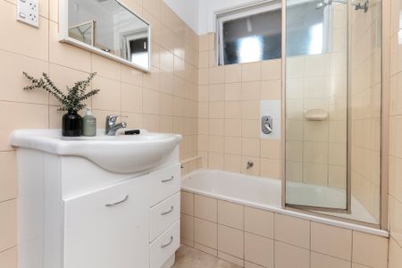 Brilliantly Located Two Bedroom Unit - Photo 4