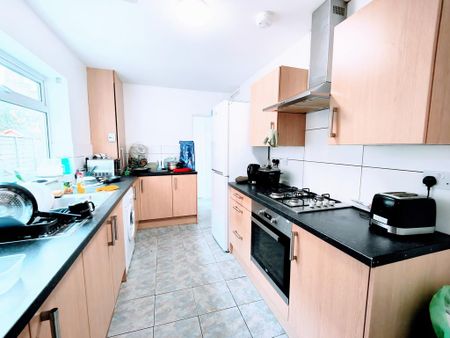 4 bedroom terraced house to rent - Photo 5