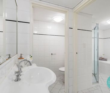 LIGHT FILLED GROUND FLOOR UNIT - Photo 6