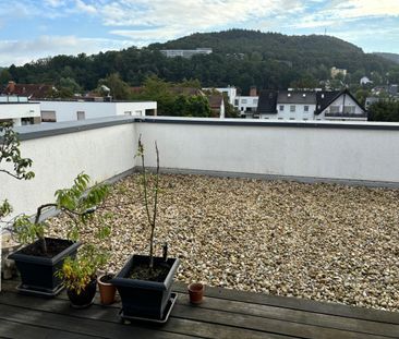 Ein echtes Highlight auf dem Marburger Wohnungsmarkt! Moderne, lichtdurchflutete und wirklich schöne 3 Zimmer-Wohnung mit Dachterrasse, Afföllerstr. 30, Marburg - Photo 1