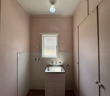 5 Bedroom Family Home in a Prime Location! - Photo 4