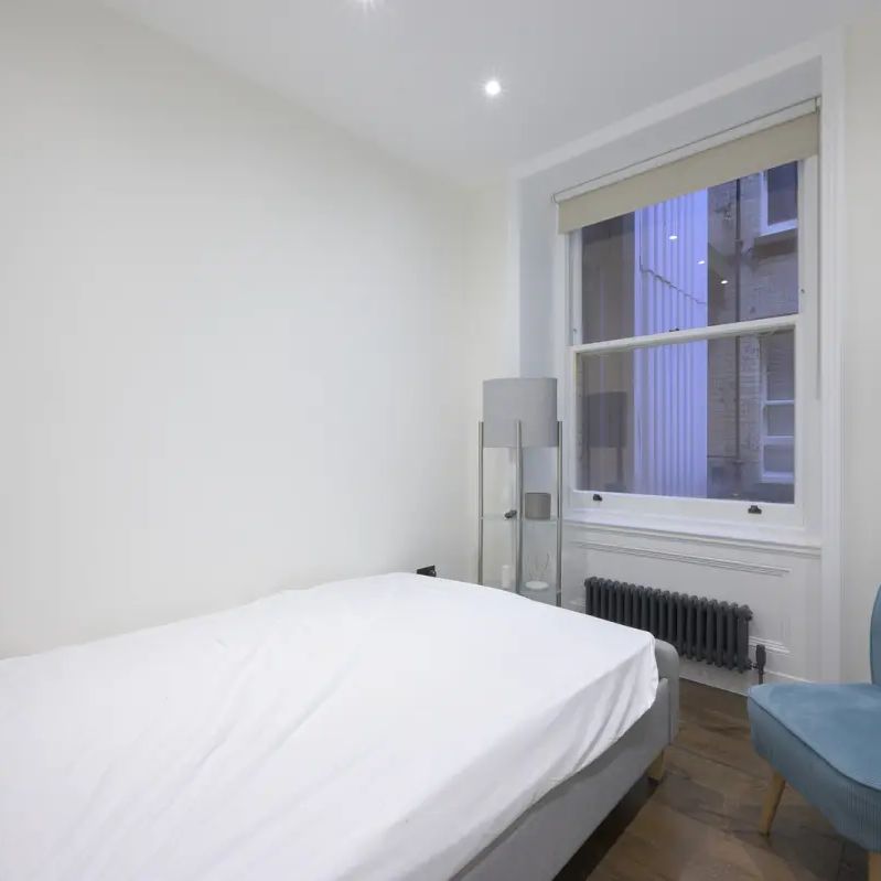 3 bedroom flat in London - Photo 1