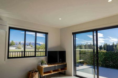 2-bedroom apartment, available now! - Photo 3