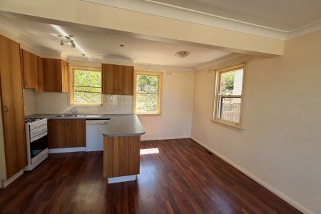 Fully Fenced 3 Bedroom Cottage Available Now - Photo 5