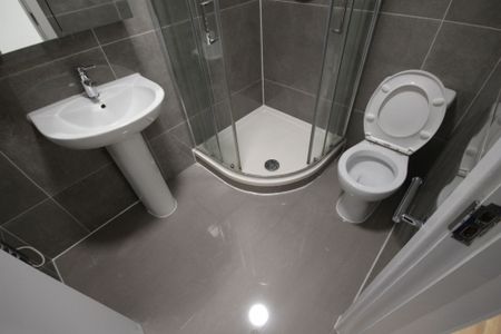 6A Lees Parade Uxbridge UB10 0PQ - Photo 5