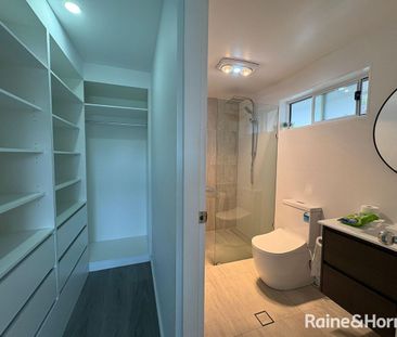 Charming Minto Family Home with Sparkling Swimming Pool - Photo 5