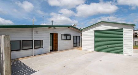 Spacious with lovely views - Photo 2