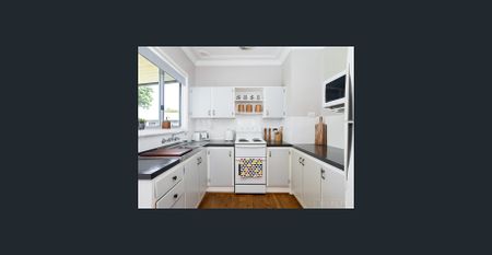 Comfortable 3 Bedroom Home Near the Lake - Photo 3