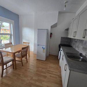 1 Bed Flat, York Road, IG1 - Photo 2
