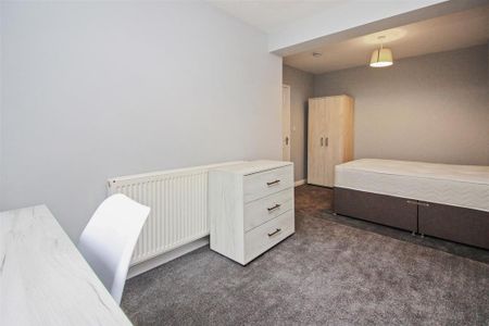 6 bedroom semi-detached house to rent - Photo 5