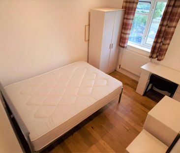 3 bedroom flat to rent - Photo 3