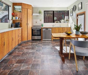 Spacious & Warm 3 Bedroom Family Home - Photo 5