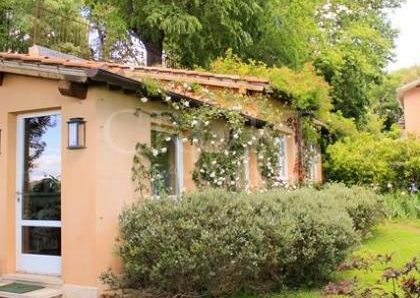 Center-Popolo: Spectacular Villino located in the center of Rome, in an exclusive private, secure park setting. Spacious living room, 4 bedrooms, 4 Baths, large panoramic terrace and gardens, parking. Ref #1910