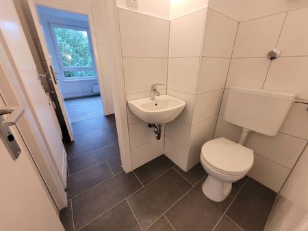 Lichtdurchflutete 4-Zimmer-Wohnung mit Balkon! - Foto 4