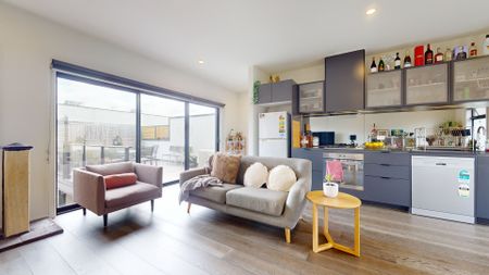 Sleek, Spacious & Convenient - Photo 2