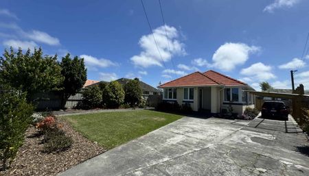 Tidy Three Bedroom Family Home - Photo 4