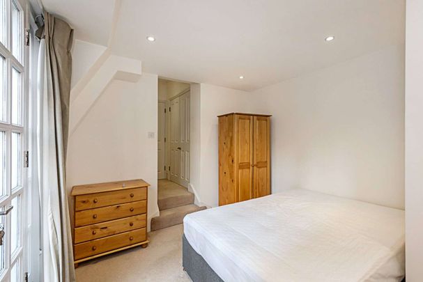 Spacious one bedroom apartment set only 0.1 miles from Euston Underground station. - Photo 1