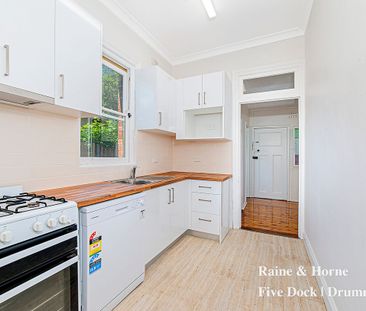 Charming freestanding home set in a convenient setting - Photo 3